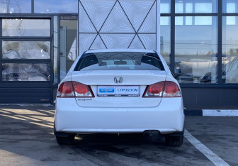 Подержанный автомобиль Honda Civic Sedan 2009 года (6 фото)