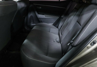 Подержанный автомобиль Toyota Corolla Sedan 2016 года (10 фото)