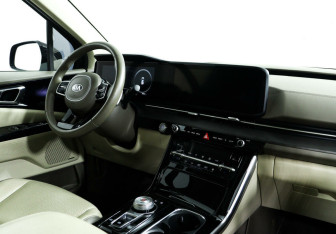 Подержанный автомобиль Kia Carnival 2020 года (9 фото)