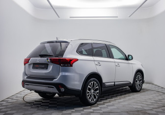 Подержанный автомобиль Mitsubishi Outlander 2019 года (5 фото)