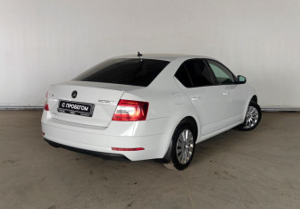 Подержанный автомобиль Skoda Octavia Liftback 2020 года (5 фото)