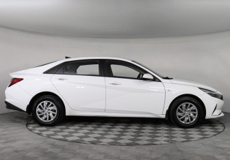 Подержанный автомобиль Hyundai Elantra Sedan 2021 года (4 фото)