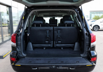 Подержанный автомобиль Lexus LX 2013 года (10 фото)