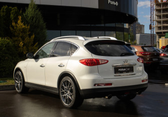 Подержанный автомобиль Infiniti EX 2008 года (5 фото)