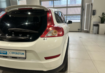 Подержанный автомобиль Volvo C30 2011 года (9 фото)
