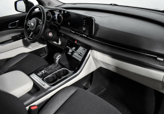 Подержанный автомобиль Kia Carnival 2021 года (5 фото)
