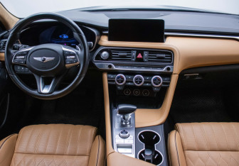 Подержанный автомобиль Genesis G70 2022 года (13 фото)