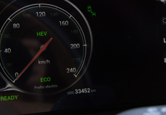 Подержанный автомобиль Voyah Dream 2023 года (12 фото)