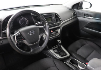 Подержанный автомобиль Hyundai Elantra Sedan 2017 года (7 фото)