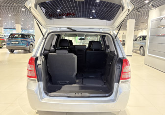 Подержанный автомобиль Opel Zafira Compactvan 2012 года (14 фото)