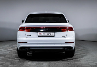 Подержанный автомобиль Audi Q8 2022 года (6 фото)