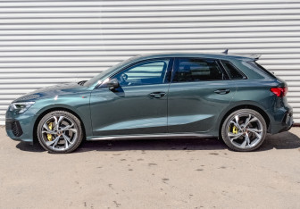Подержанный автомобиль Audi A3 Hatchback 2022 года (8 фото)