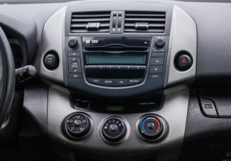 Подержанный автомобиль Toyota RAV4 2012 года (14 фото)