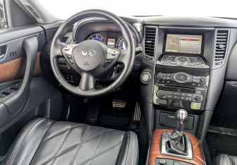 Подержанный автомобиль Infiniti QX70 2015 года (28 фото)