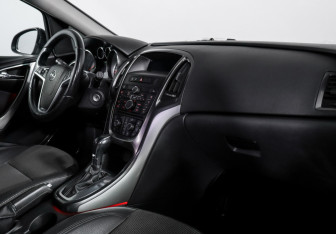 Подержанный автомобиль Opel Astra Hatchback 2012 года (9 фото)