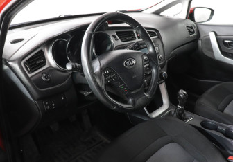 Подержанный автомобиль Kia Ceed Hatchback 2015 года (9 фото)