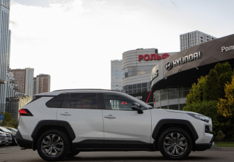 Подержанный автомобиль Toyota RAV4 2025 года (3 фото)