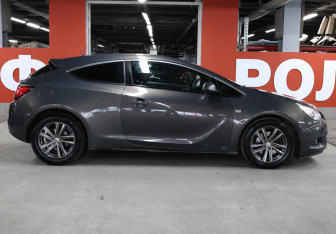 Подержанный автомобиль Opel Astra Hatchback 2013 года (4 фото)