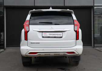 Подержанный автомобиль Mitsubishi Pajero Sport 2020 года (5 фото)