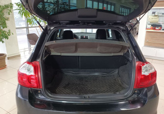 Подержанный автомобиль Toyota Auris Hatchback 2011 года (17 фото)