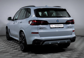 Подержанный автомобиль BMW X5 2025 года (7 фото)