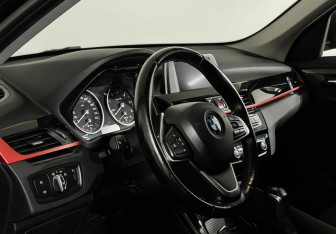 Подержанный автомобиль BMW X1 2017 года (11 фото)