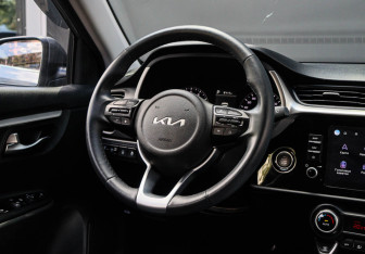 Подержанный автомобиль Kia Rio Hatchback 2021 года (12 фото)