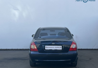 Подержанный автомобиль Hyundai Elantra Sedan 2005 года (6 фото)