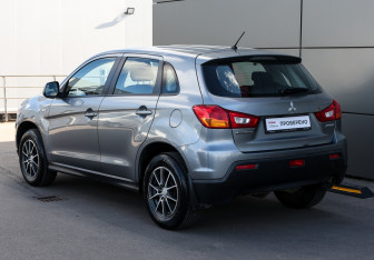Подержанный автомобиль Mitsubishi ASX 2012 года (7 фото)