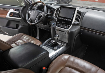 Подержанный автомобиль Toyota Land Cruiser Suv 2016 года (11 фото)