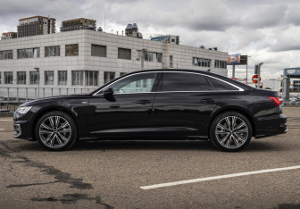 Подержанный автомобиль Audi A6 Sedan 2023 года (10 фото)