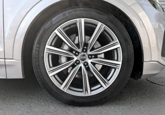 Подержанный автомобиль Audi Q8 2021 года (18 фото)