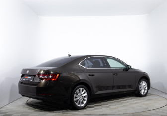 Подержанный автомобиль Skoda Superb Liftback 2017 года (5 фото)