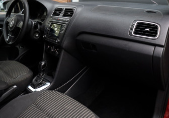 Подержанный автомобиль Volkswagen Polo Sedan 2012 года (9 фото)