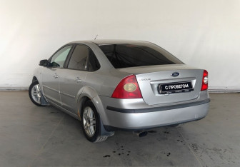 Подержанный автомобиль Ford Focus Sedan 2006 года (6 фото)