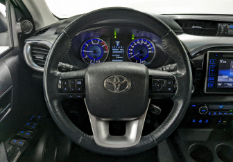 Подержанный автомобиль Toyota Hilux 2015 года (25 фото)