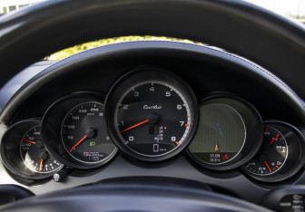 Подержанный автомобиль Porsche Cayenne 2012 года (11 фото)