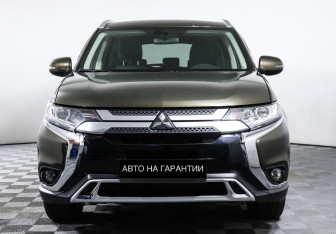 Подержанный автомобиль Mitsubishi Outlander 2021 года (2 фото)