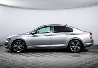 Подержанный автомобиль Volkswagen Passat Sedan 2017 года (8 фото)