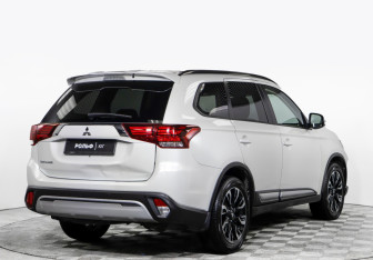 Подержанный автомобиль Mitsubishi Outlander 2022 года (4 фото)
