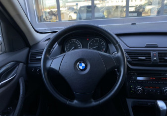 Подержанный автомобиль BMW X1 2011 года (12 фото)