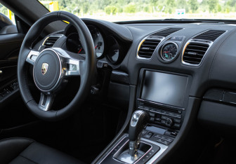Подержанный автомобиль Porsche Cayman 2013 года (10 фото)