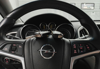 Подержанный автомобиль Opel Astra Hatchback 2011 года (18 фото)