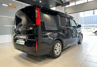 Подержанный автомобиль Honda Stepwgn 2017 года (4 фото)