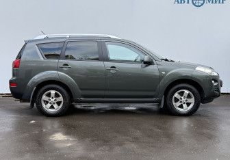 Подержанный автомобиль Peugeot 4007 2010 года (4 фото)