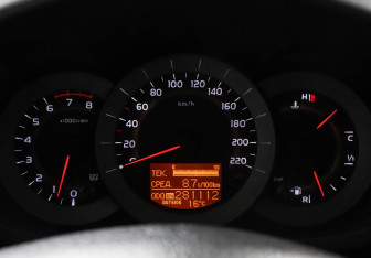 Подержанный автомобиль Toyota RAV4 2007 года (11 фото)