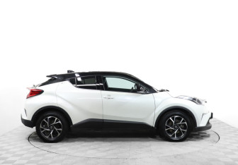 Подержанный автомобиль Toyota C-HR 2021 года (4 фото)