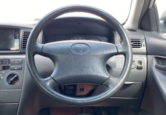 Подержанный автомобиль Toyota Corolla Sedan 2002 года (12 фото)