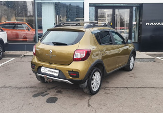 Подержанный автомобиль Renault Sandero 2017 года (5 фото)