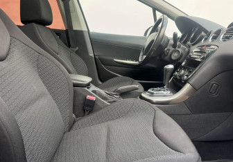 Подержанный автомобиль Peugeot 308 Hatchback 2012 года (10 фото)